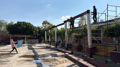 Retiran escombros tras fuerte granizada en escuelas de Ecatepec