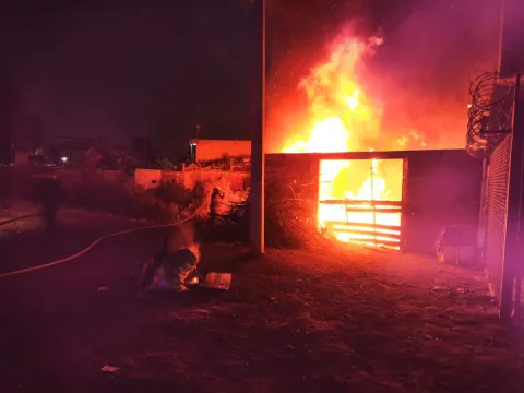 Sofocan Bomberos de Tezoyuca incendios en carretera y zona habitacional