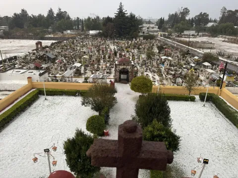 Sorprende intensa granizada a habitantes y turistas en Teotihuacán