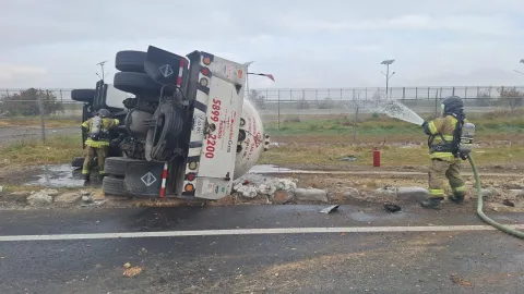 Vuelca pipa de gas en la Peñón-Texcoco; reportan tres lesionados